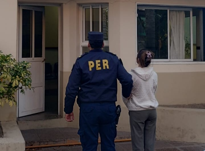 Allanamiento en San José por presunta extorsión: secuestran dispositivos y detienen a una mujer