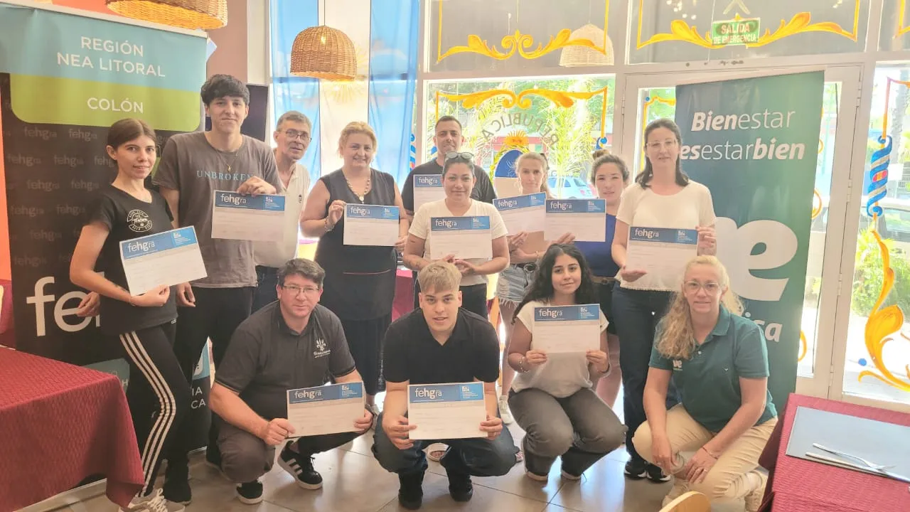 Capacitación sobre la importancia del rol de los camareros en Villa Elisa