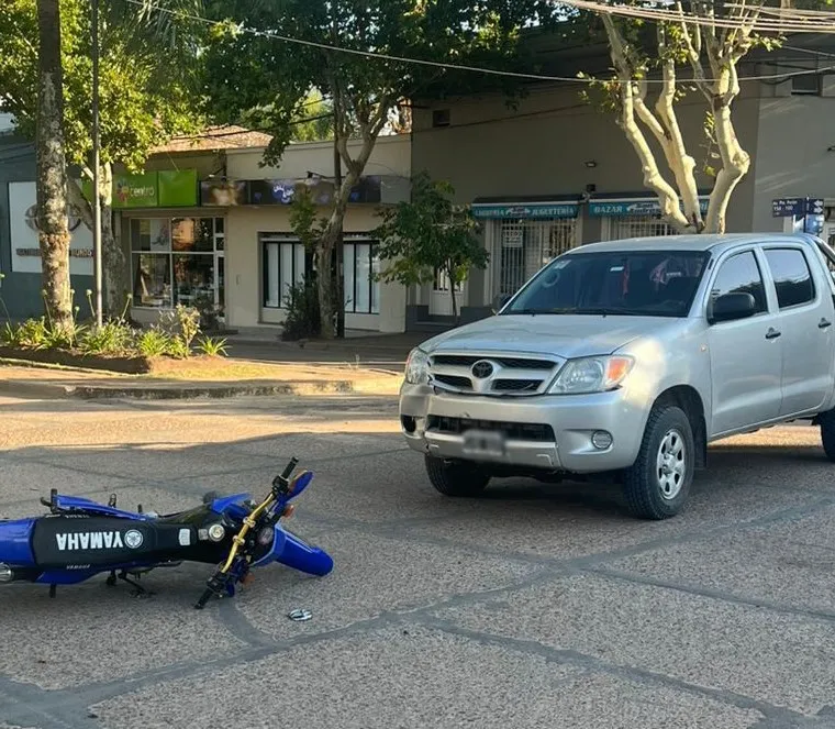 Choque entre una camioneta y una moto en una esquina de Colón