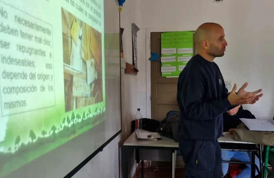 Charla sobre gestión de residuos de obras en la Escuela Técnica N° 5 de Villa Elisa