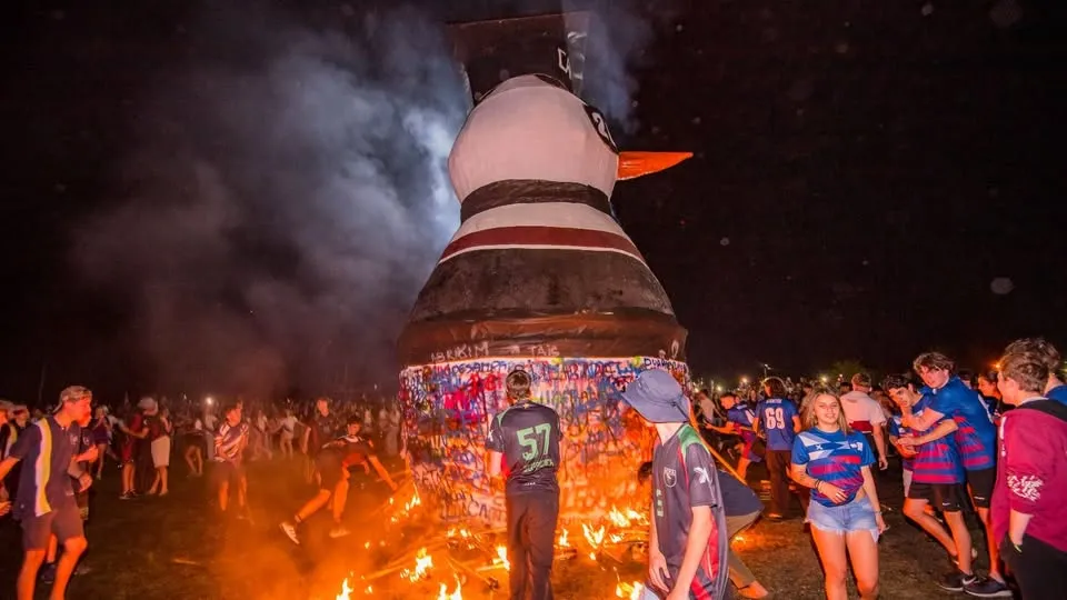 Con la Quema del Muñeco culminaron los festejos primaverales en Villa Elisa